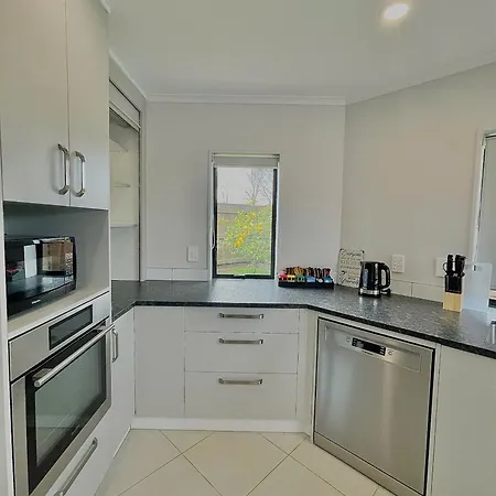 Cozy Victoria Ensuite