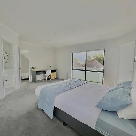 Cozy Victoria Ensuite